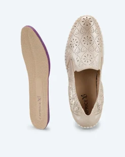 Slipper mit Lochmuster