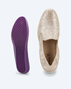 Slipper mit Lochmuster