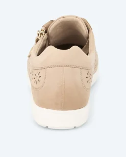 Sneaker mit Perforation