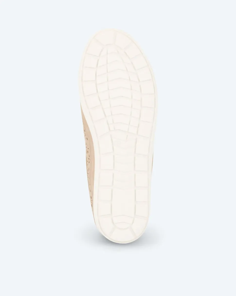 Sneaker mit Perforation