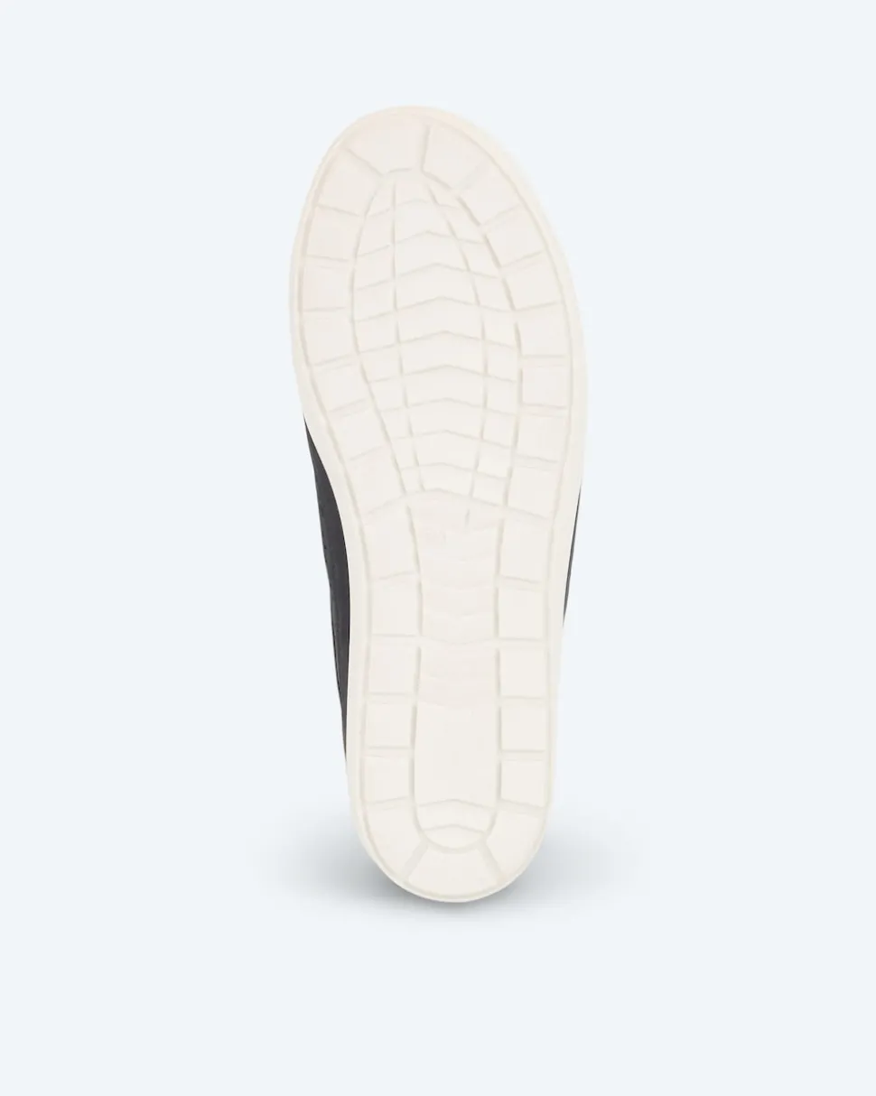 Sneaker mit Perforation
